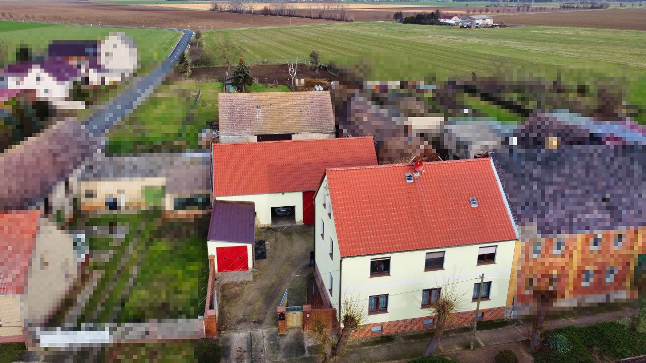 Luftbild Zweifamilienhaus mit Garage und Nebengelass