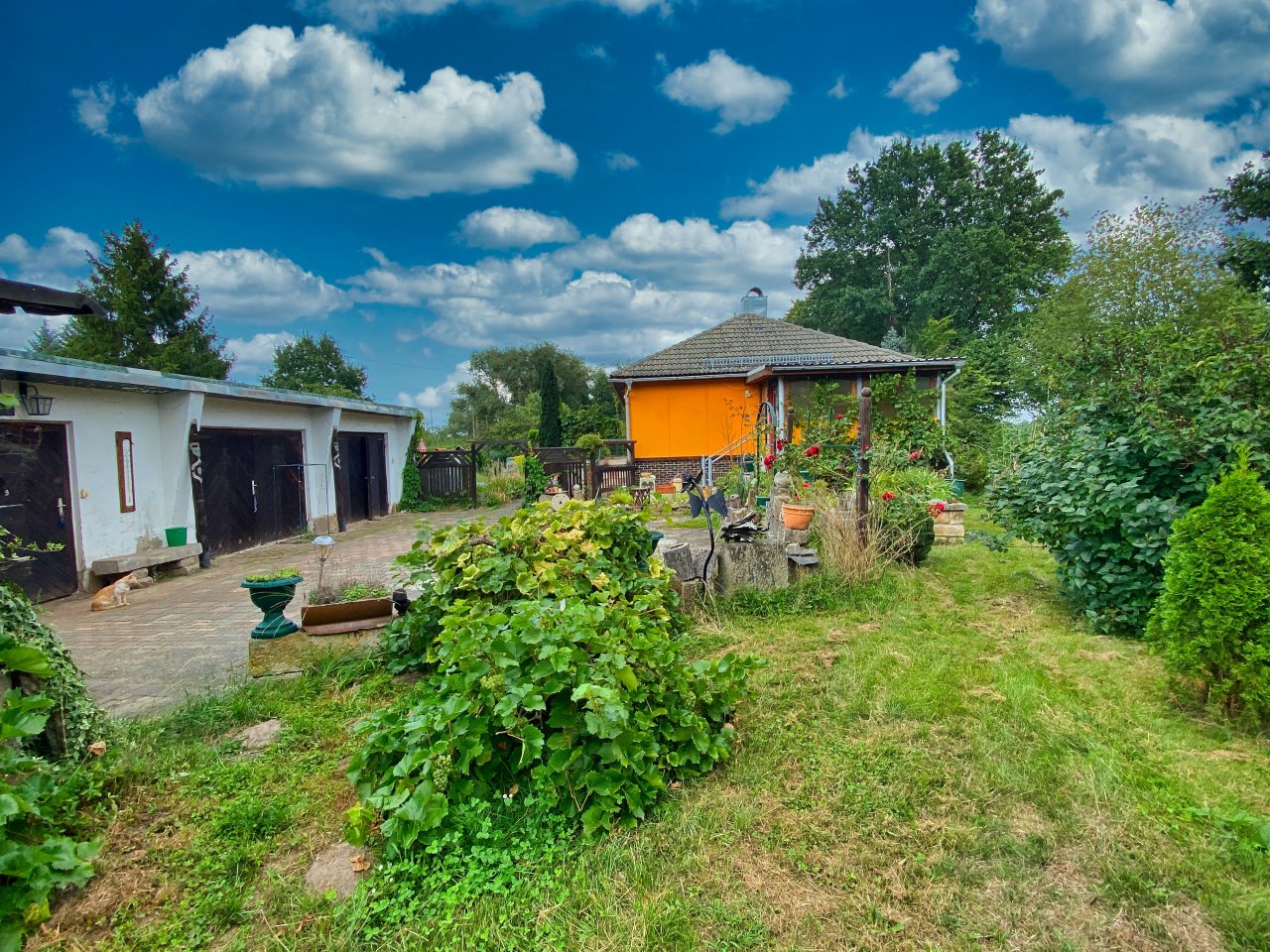 Reserviert: Romantisches Haus mit großem idyllischem Grundstück