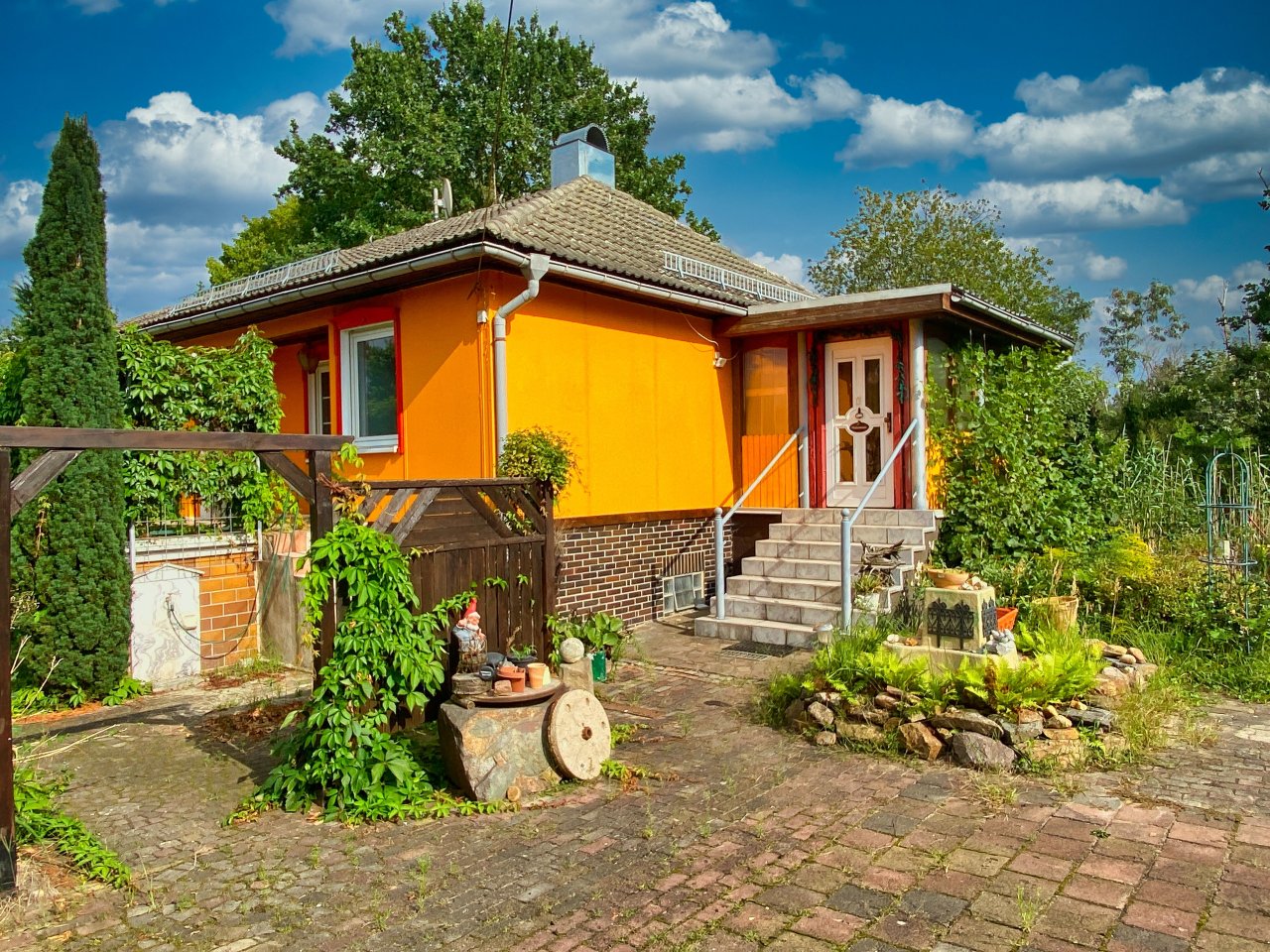 Reserviert: Romantisches Haus mit großem idyllischem Grundstück
