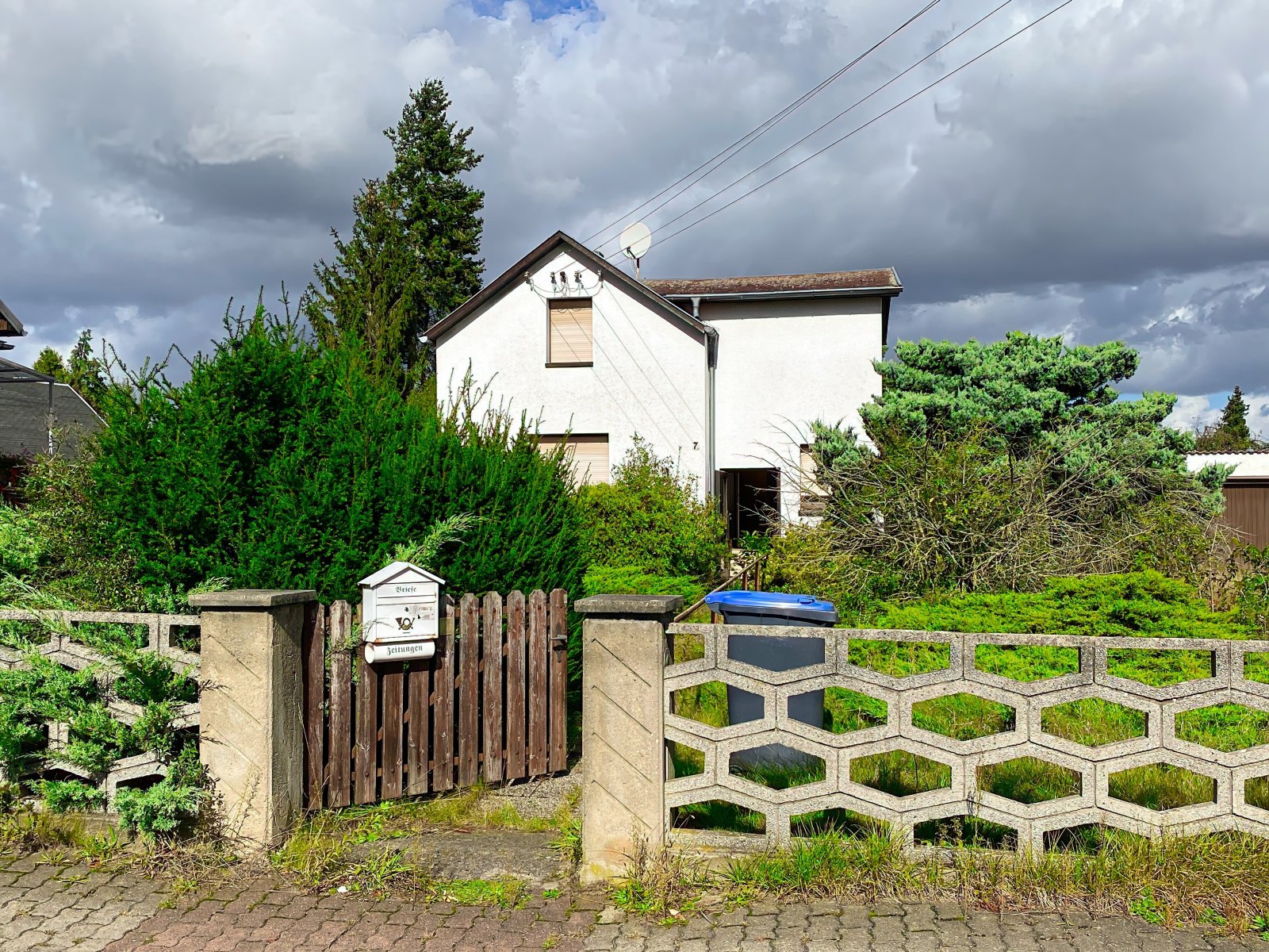 Einfamilienhaus mit Doppelgarage und großem Grundstück in Klitzschen