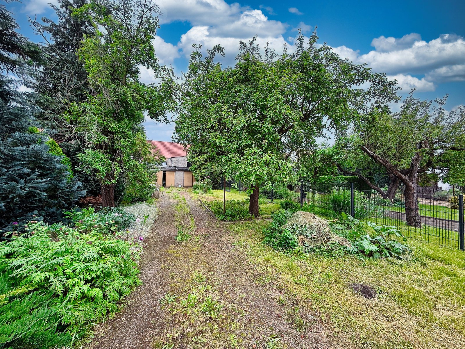 Reserviert: Charmantes, renovierungsbedürftiges Reihenmittelhaus mit Garten und 2 Garagen in Herzberg