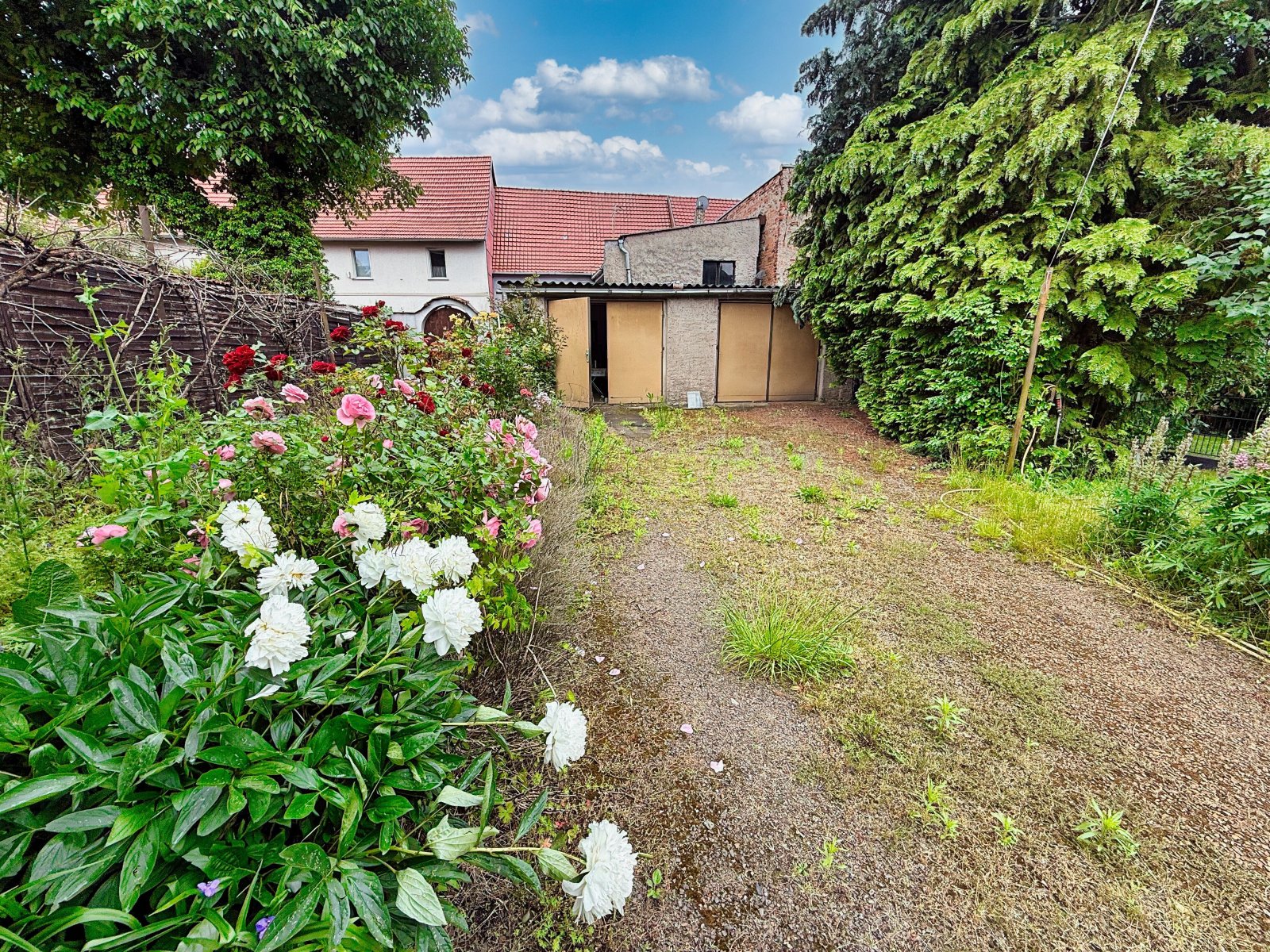 Reserviert: Charmantes, renovierungsbedürftiges Reihenmittelhaus mit Garten und 2 Garagen in Herzberg