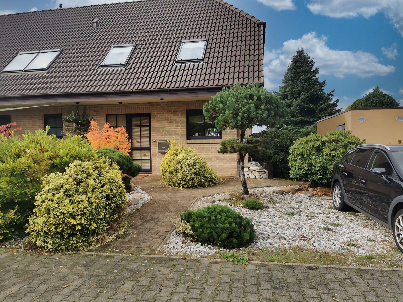 Traumhafte exklusive Doppelhaushälfte mit sonniger Terrasse & gepflegtem Garten in  Kossa