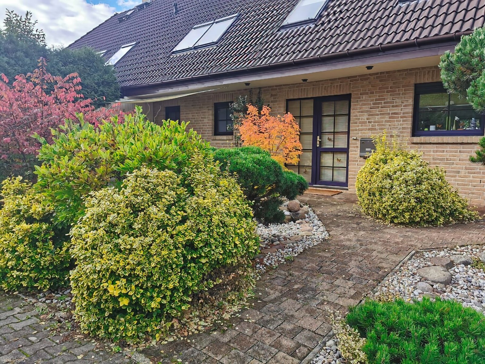 Traumhafte exklusive Doppelhaushälfte mit sonniger Terrasse & gepflegtem Garten in  Kossa
