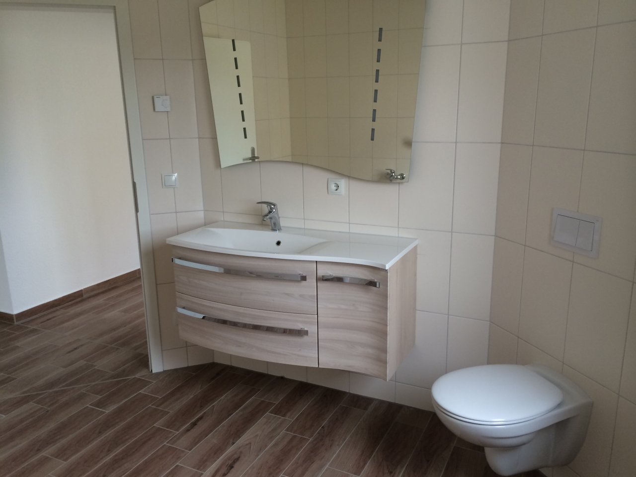 Bad mit Waschbecken und WC OG Bad mit Waschbecken und WC OG