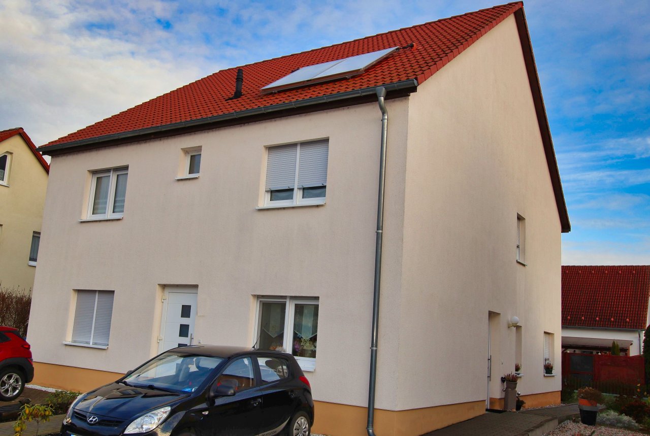Dreifamilienhaus Vorderansicht - Seitenansicht Dreifamilienhaus Vorderansicht - Seitenansicht