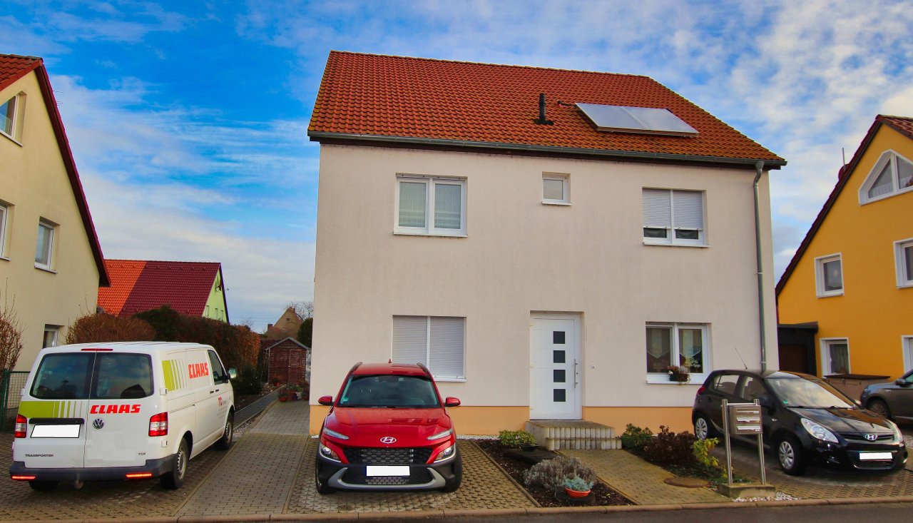 Dreifamilienhaus Vorderansicht Dreifamilienhaus Vorderansicht