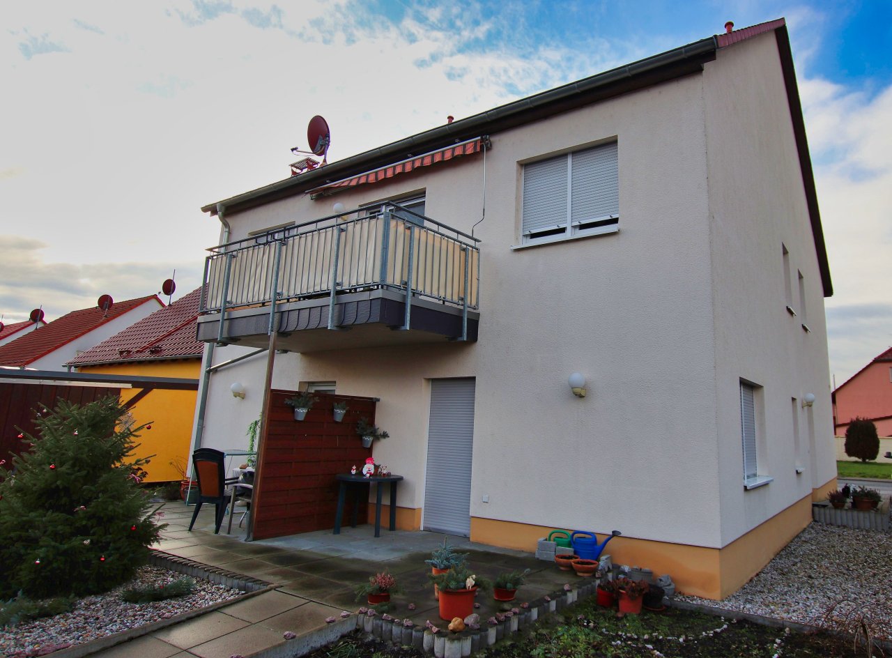 Dreifamilienhaus Hinteransicht - Seitenansicht mit Balkon und Terrassen