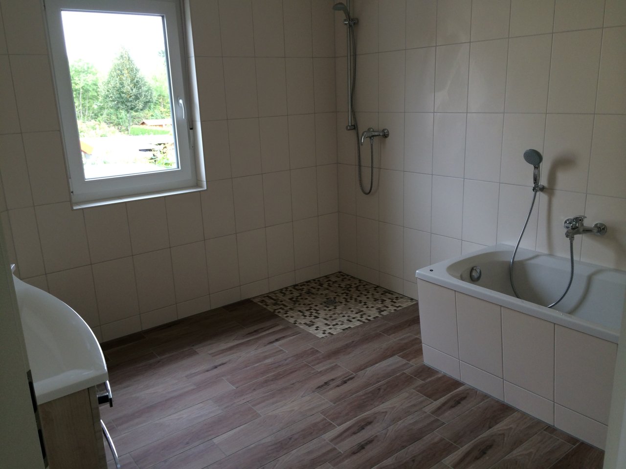 Tageslichtbad mit Badewanne und Dusche OG