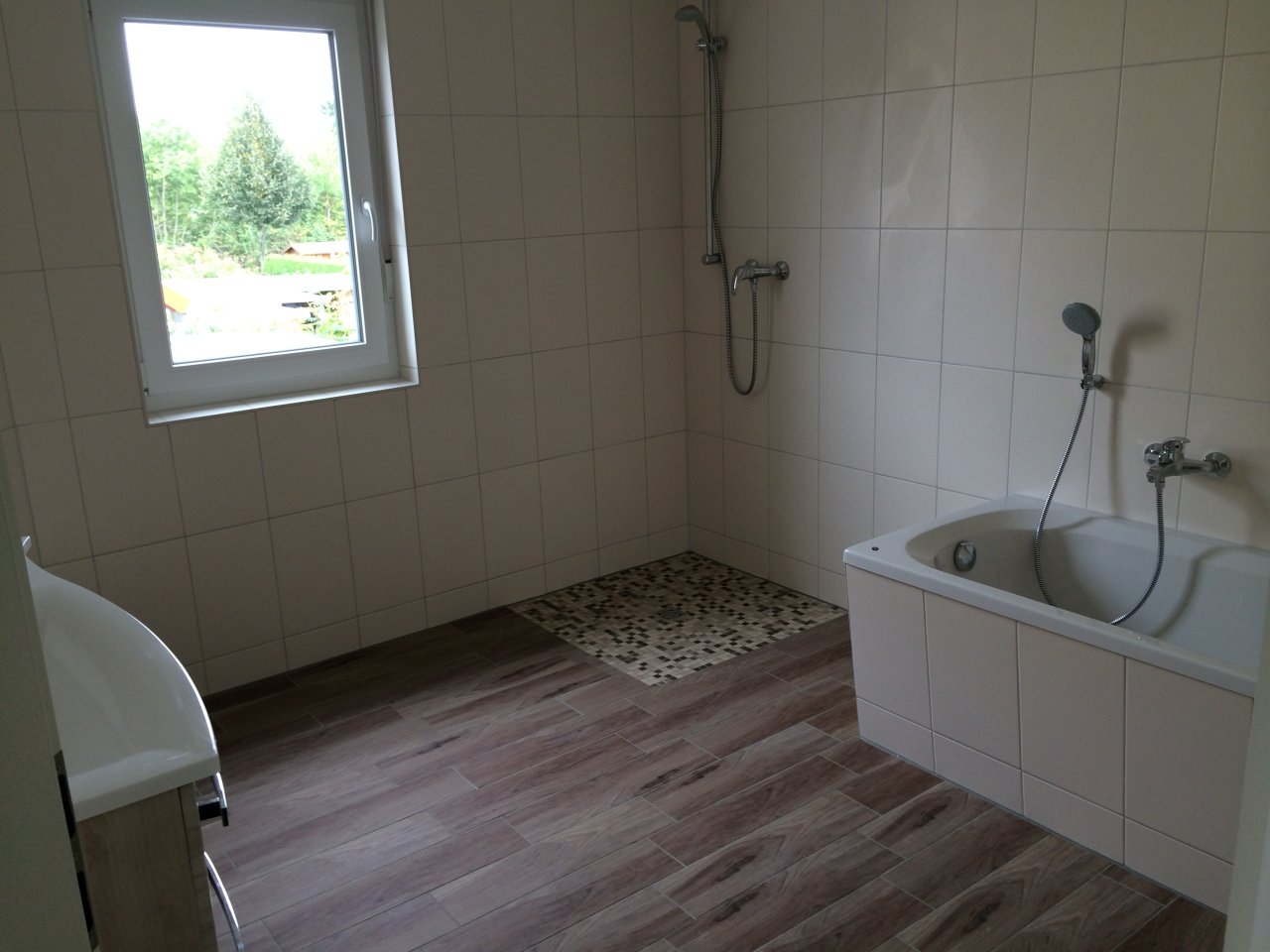 Tageslichtbad mit Badewanne und Dusche OG Tageslichtbad mit Badewanne und Dusche OG