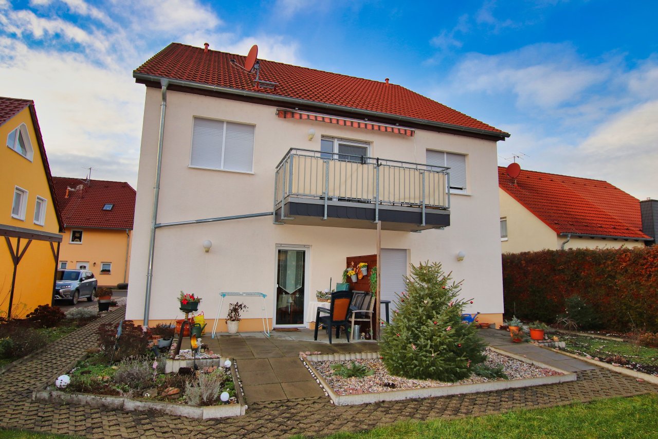 Dreifamilienhaus Hinteransicht mit Balkon und Terrassen Dreifamilienhaus Hinteransicht mit Balkon und Terrassen