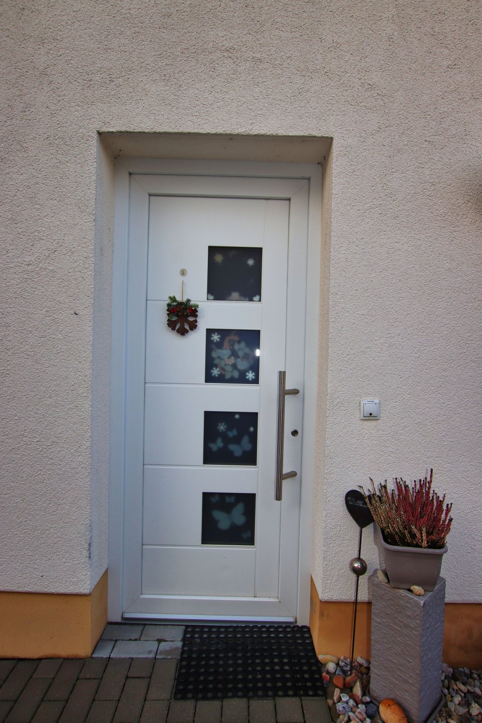 Hauseingang EG 2-Zimmer-Wohnung rechts Hauseingang EG 2-Zimmer-Wohnung rechts
