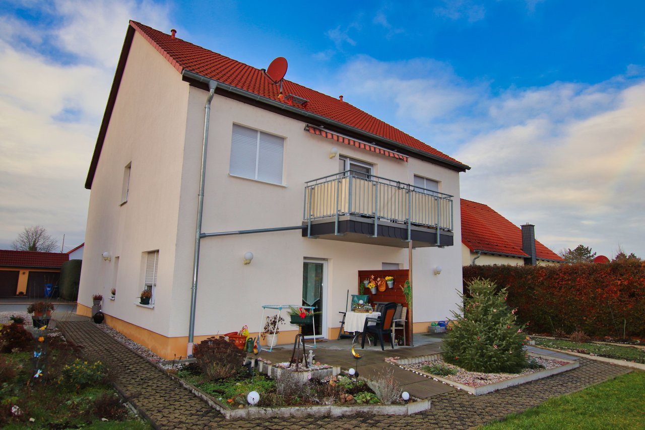 Dreifamilienhaus Hinteransicht - Seitenansicht mit Balkon und Terrassen 2