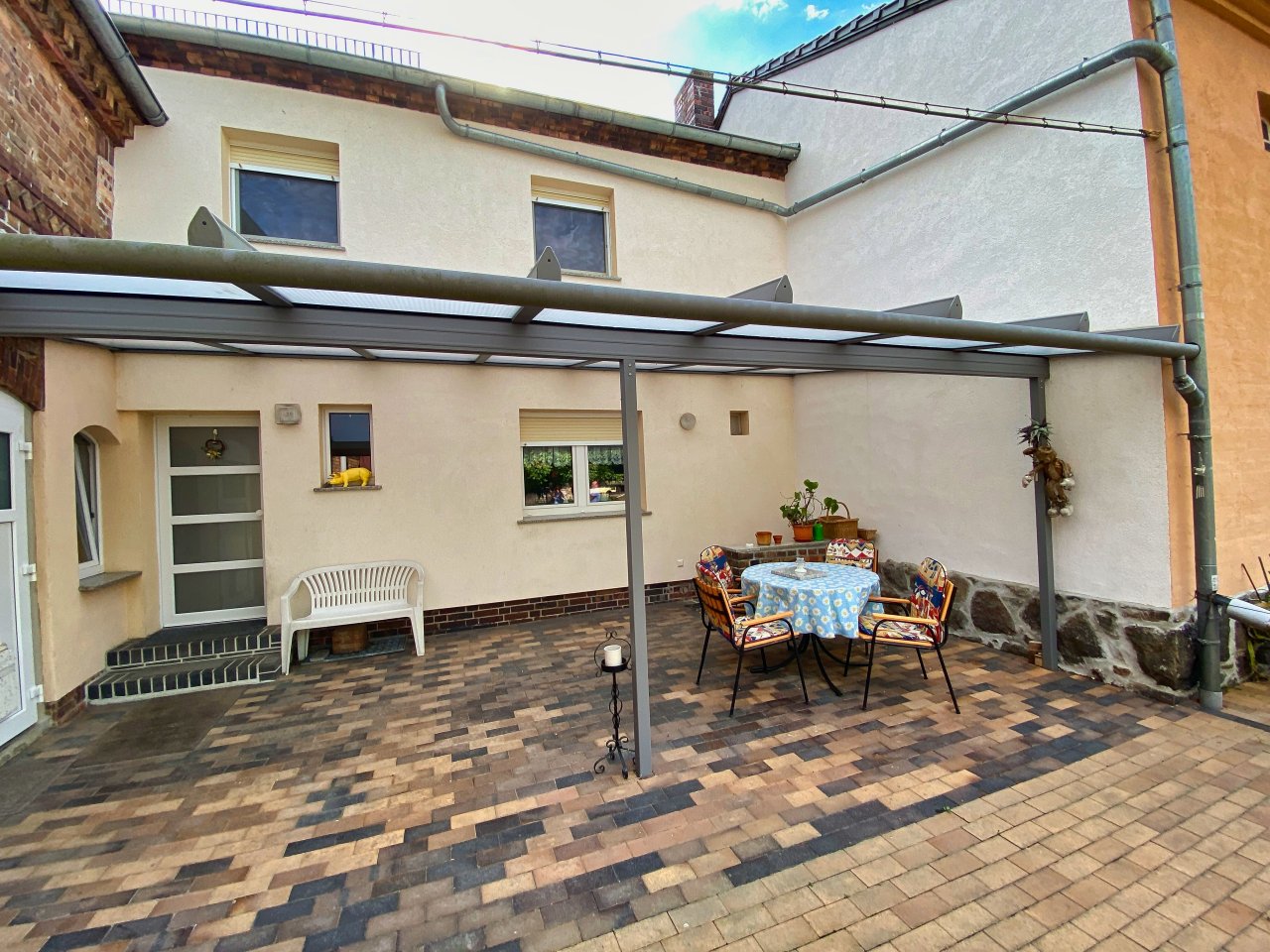 Überdachte Terrasse mit Hintereingang zum Wohnhaus Überdachte Terrasse mit Hintereingang zum Wohnhaus