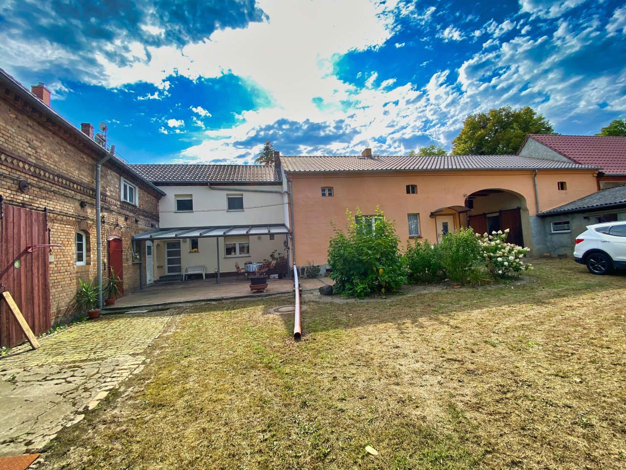 Innenhof mit Blick auf die Wohngebäude