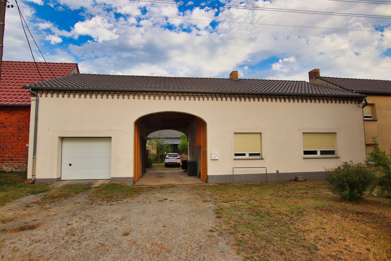 Hofeinfahrt mit Garage