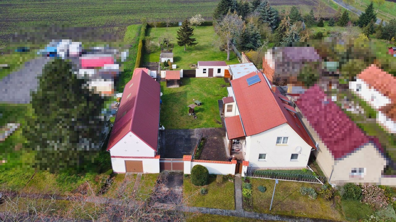 Einfamilienhaus mit Nebengelass und großem Grundstück Luftbild
