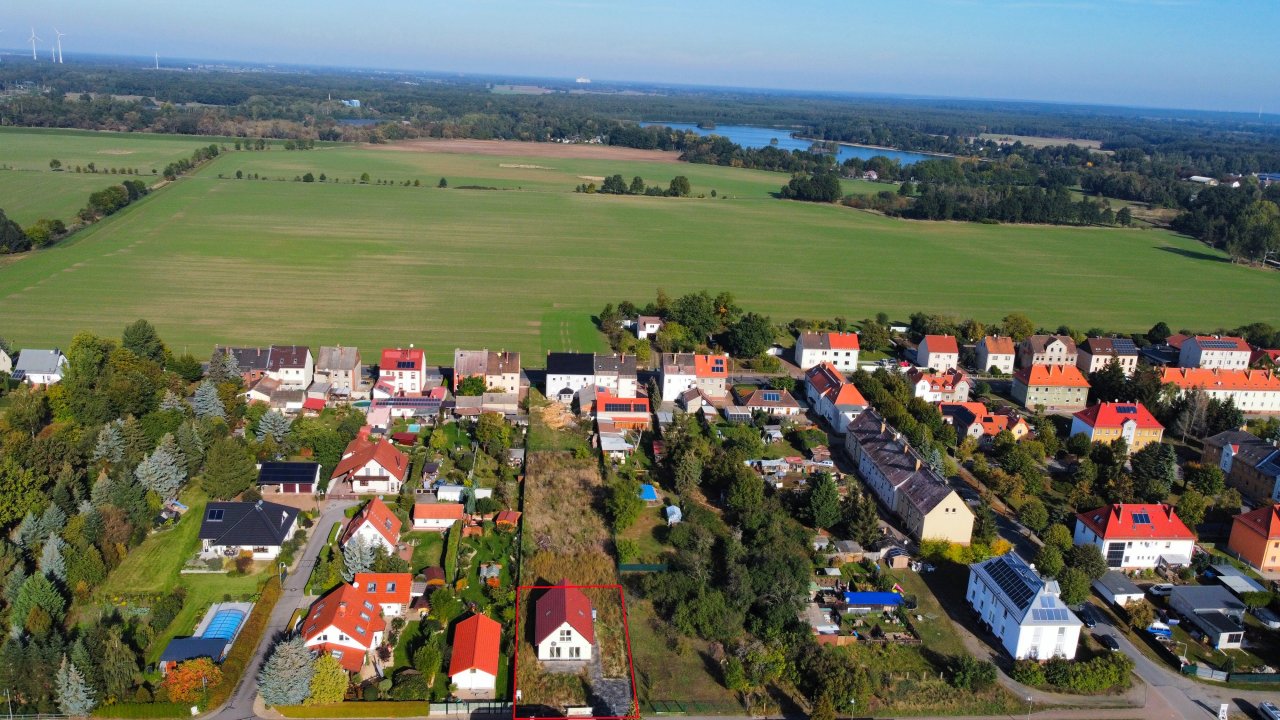 Grundstück markiert Kiebitzsee im HIntergrund