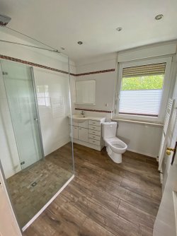 Tageslichtbad mit Dusche und WC Tageslichtbad mit Dusche und WC