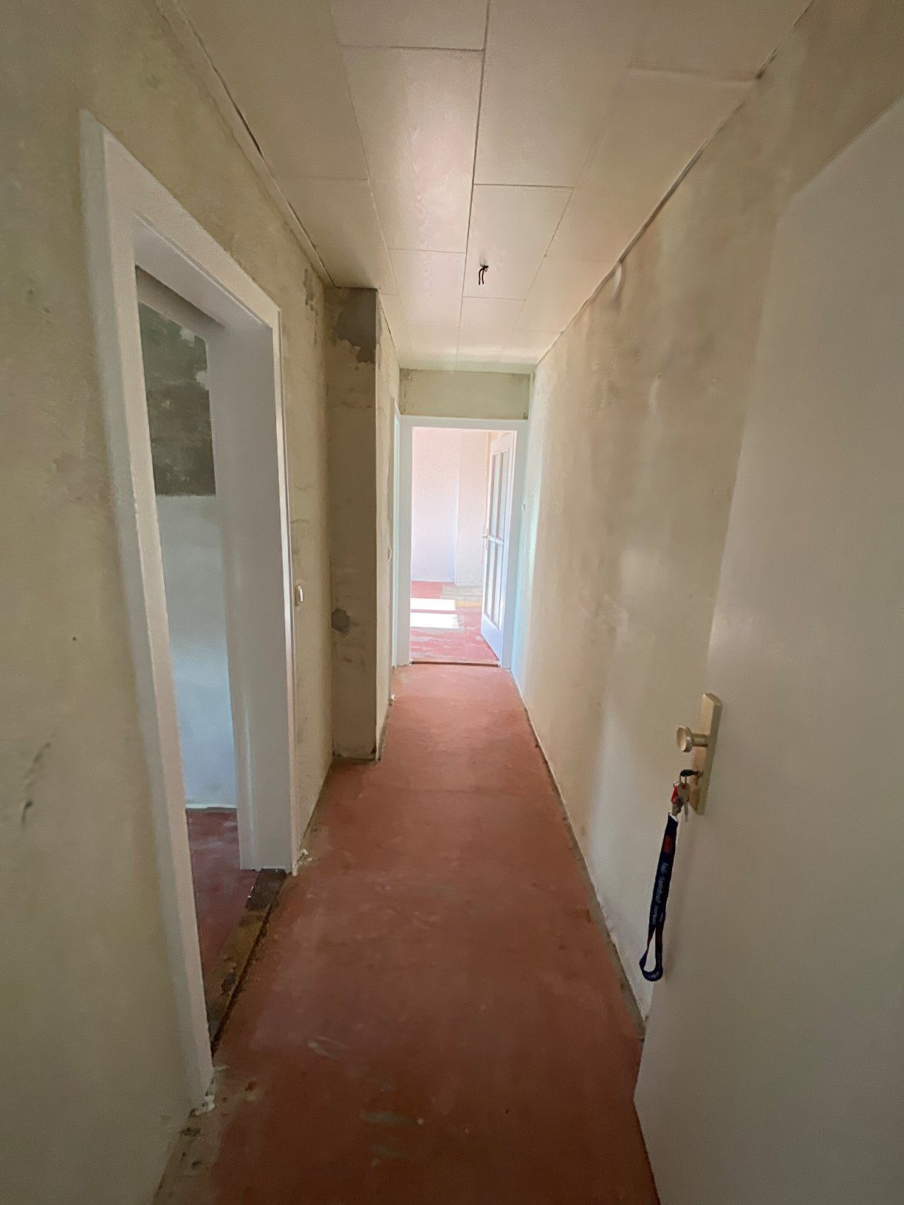 Flur Wohnung unrenoviert OG links Flur Wohnung unrenoviert OG links