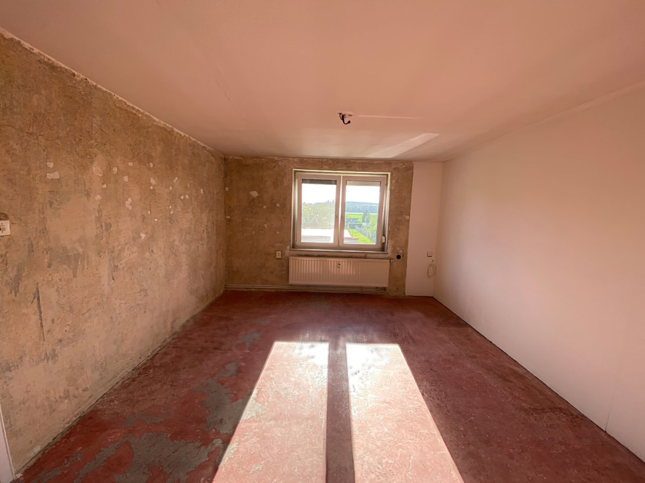 Wohnzimmer Wohnung unrenoviert OG links Wohnzimmer Wohnung unrenoviert OG links