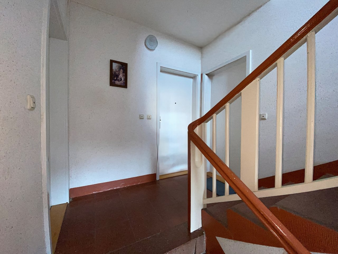 Treppenhaus 3 Wohnungen pro Geschoss Treppenhaus 3 Wohnungen pro Geschoss
