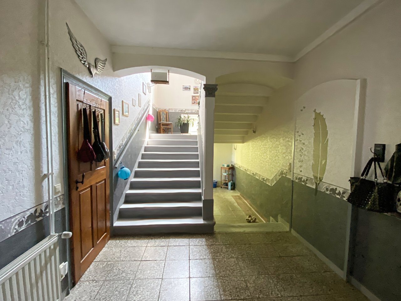 Flur - Treppenhaus EG Haupthaus 5 Zi.-Maisonette-Whg. Flur - Treppenhaus EG Haupthaus 5 Zi.-Maisonette-Whg.