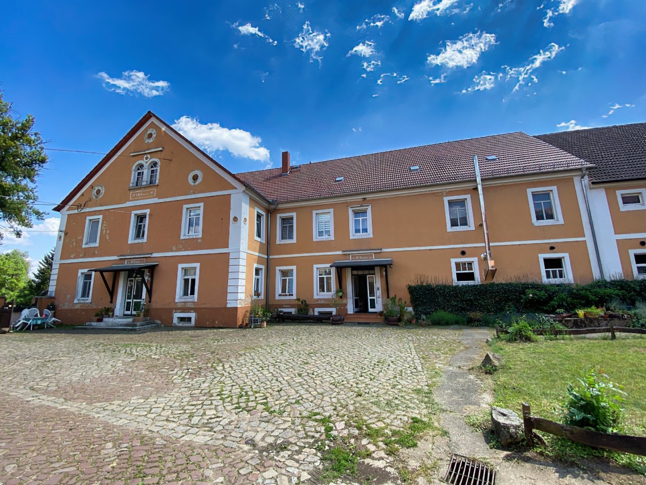 Haupthaus mit 4 Wohnungen Haupthaus mit 4 Wohnungen