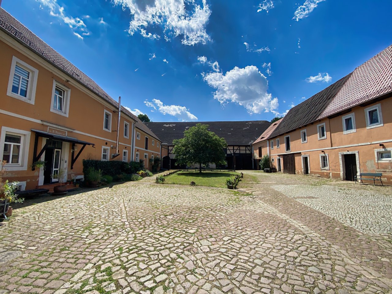 Dreiseitenhof Ansicht von der Hofeinfahrt Dreiseitenhof Ansicht von der Hofeinfahrt