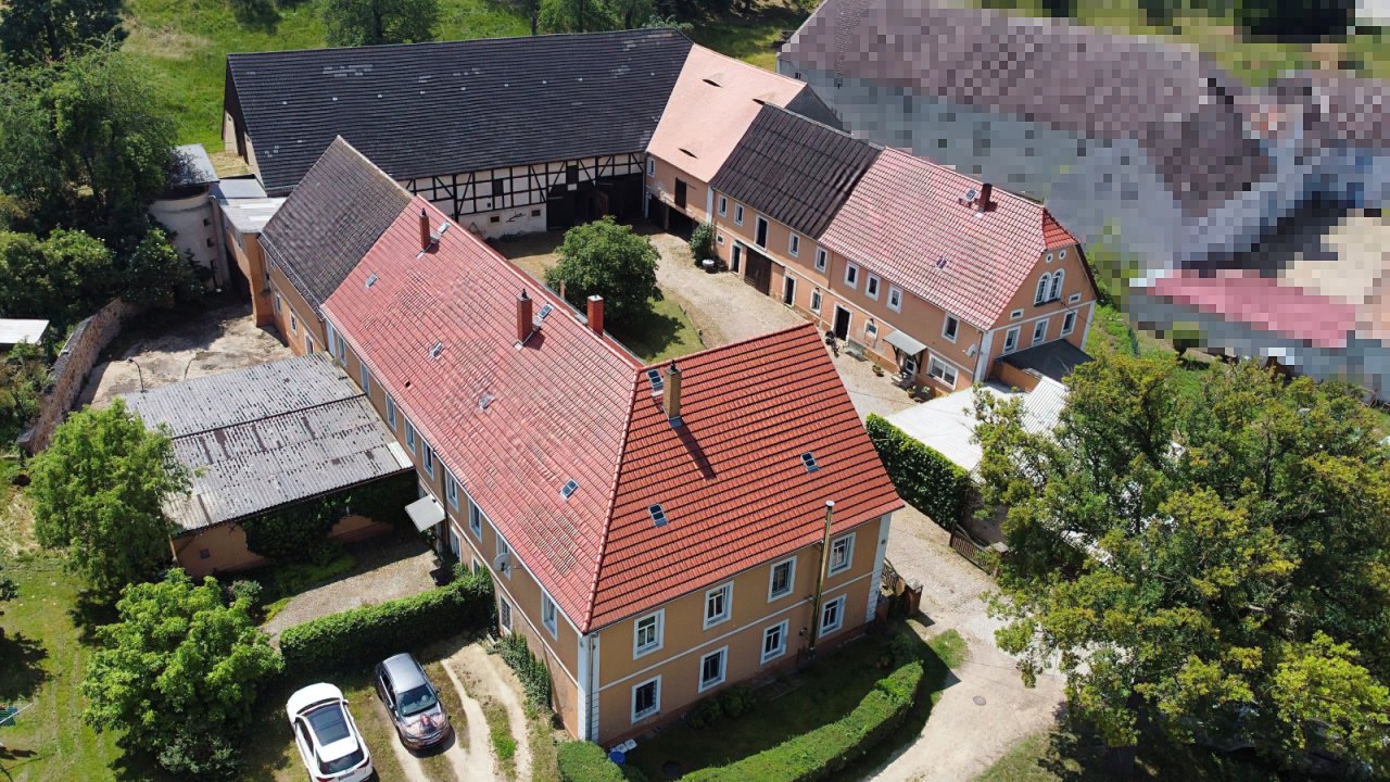 Dreiseitenhof Seitenansicht Dreiseitenhof Seitenansicht