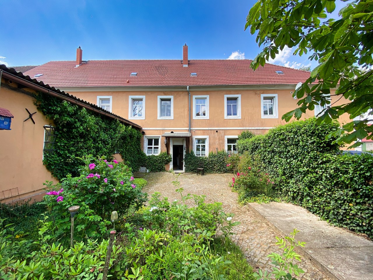 Haupthaus Rückseite Terrasse 2-Zi. Whg. Eigentümer Haupthaus Rückseite Terrasse 2-Zi. Whg. Eigentümer