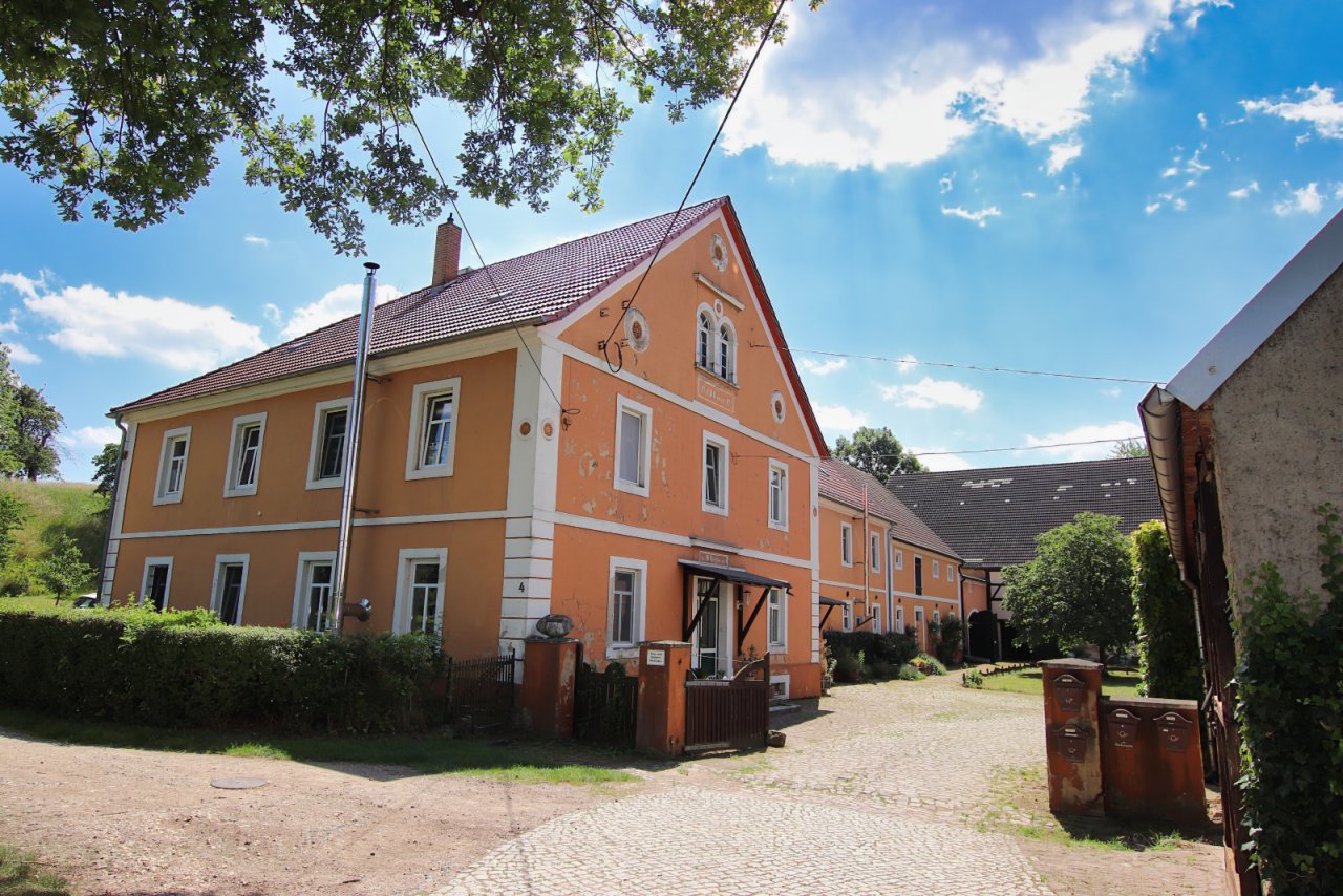 Hofeingang mit Haupthaus Hofeingang mit Haupthaus