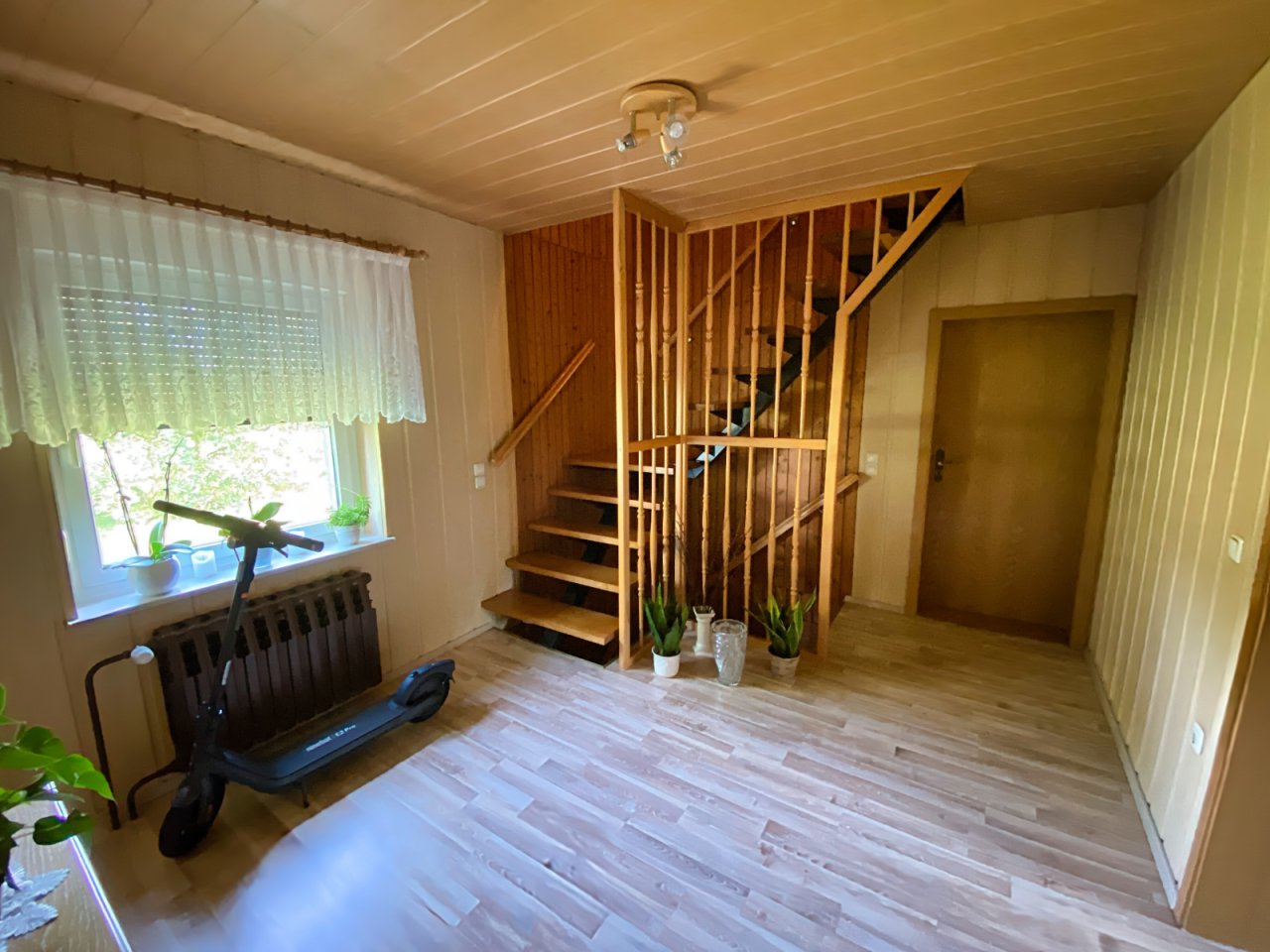 Flur mit Treppe ins OG Flur mit Treppe ins OG