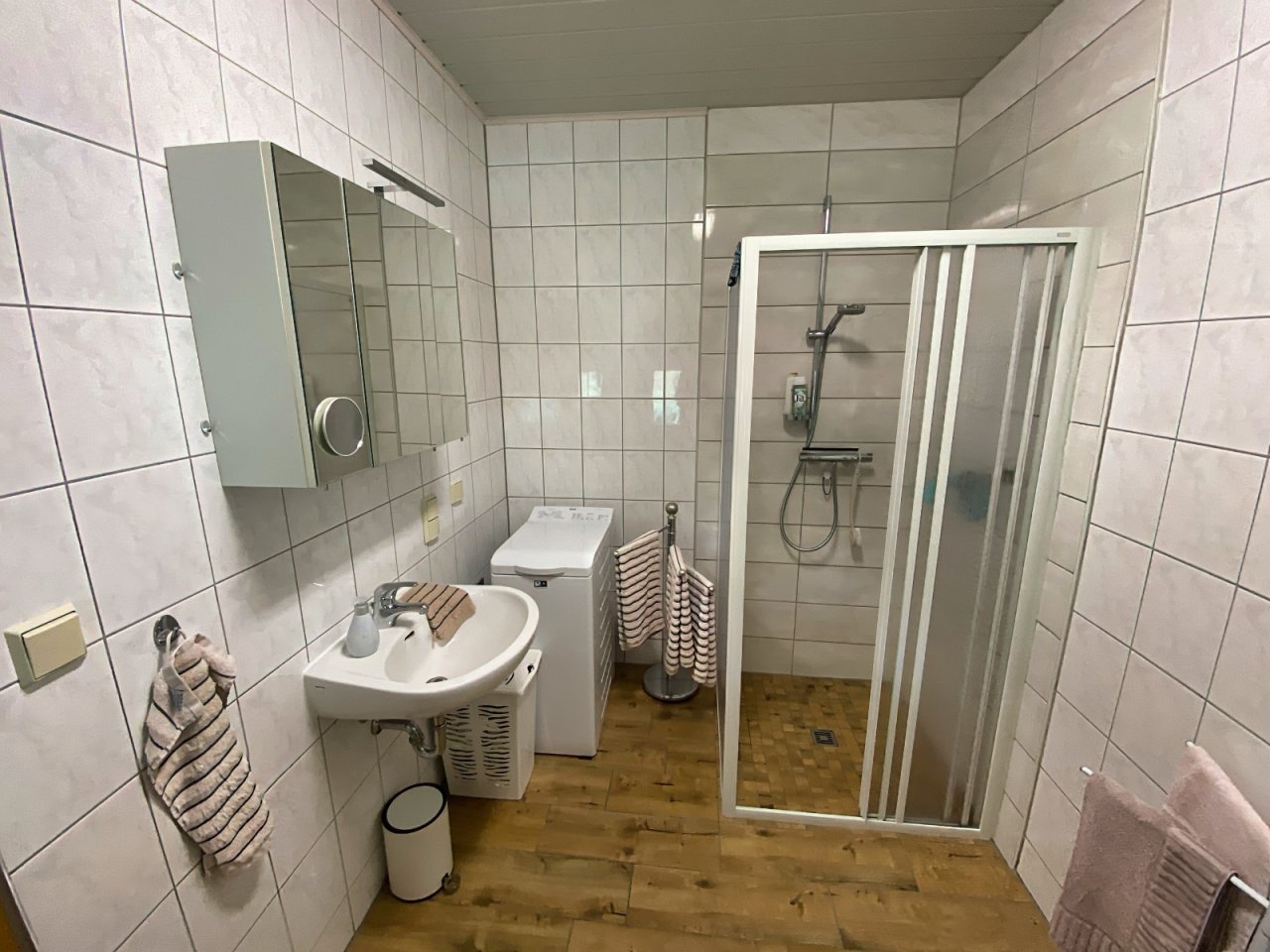 Tageslichtbad mit Dusche und Waschmaschinenanschluss EG Tageslichtbad mit Dusche und Waschmaschinenanschluss EG