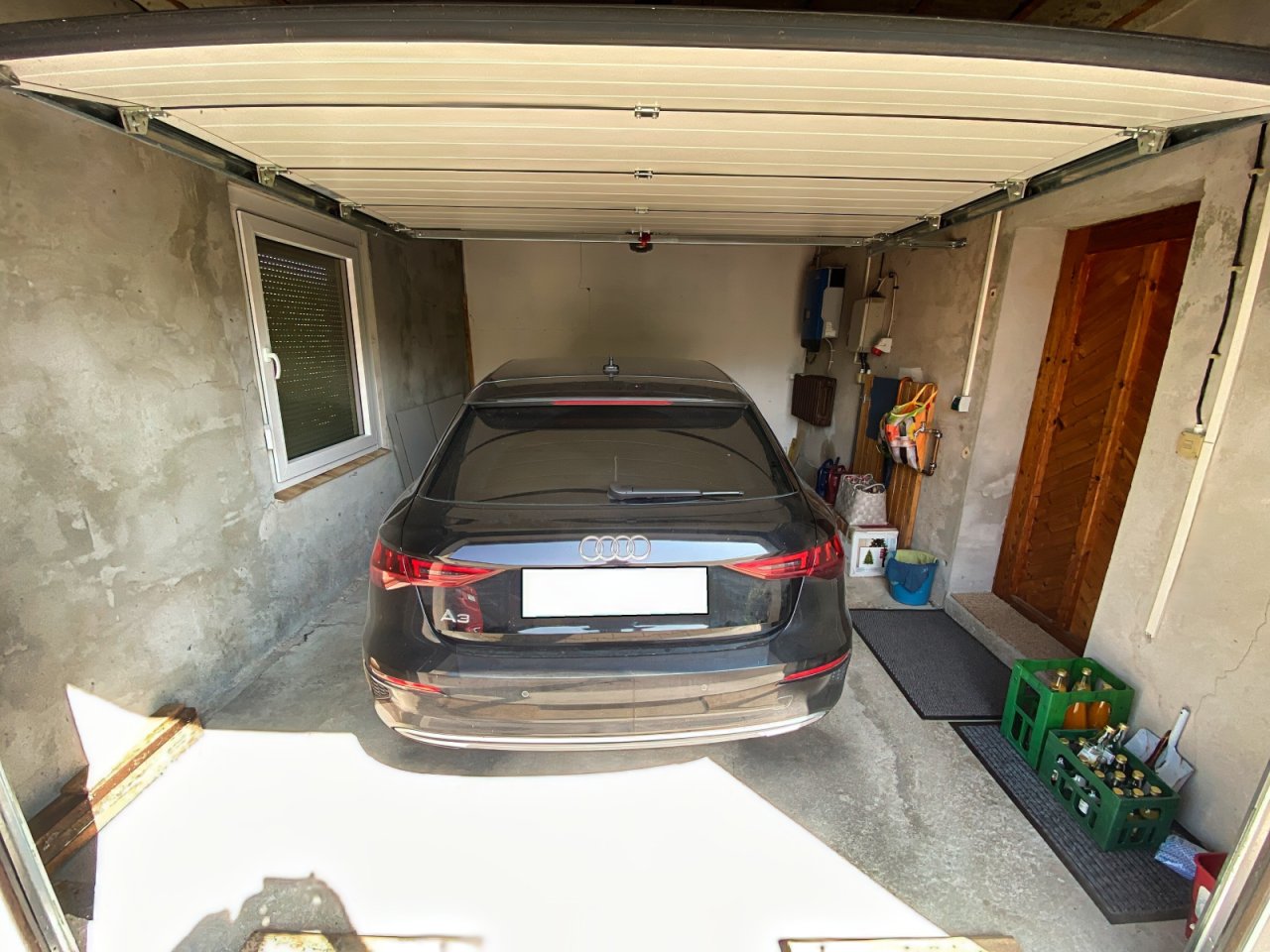 Garage mit elektrischem Tor und Zugang zum Haus Garage mit elektrischem Tor und Zugang zum Haus