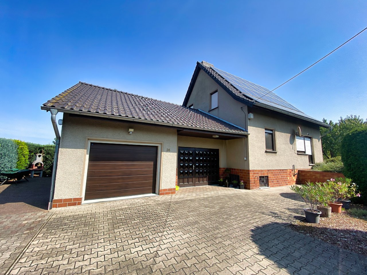Einfamilienhaus mit Garage und Hauseingang Einfamilienhaus mit Garage und Hauseingang