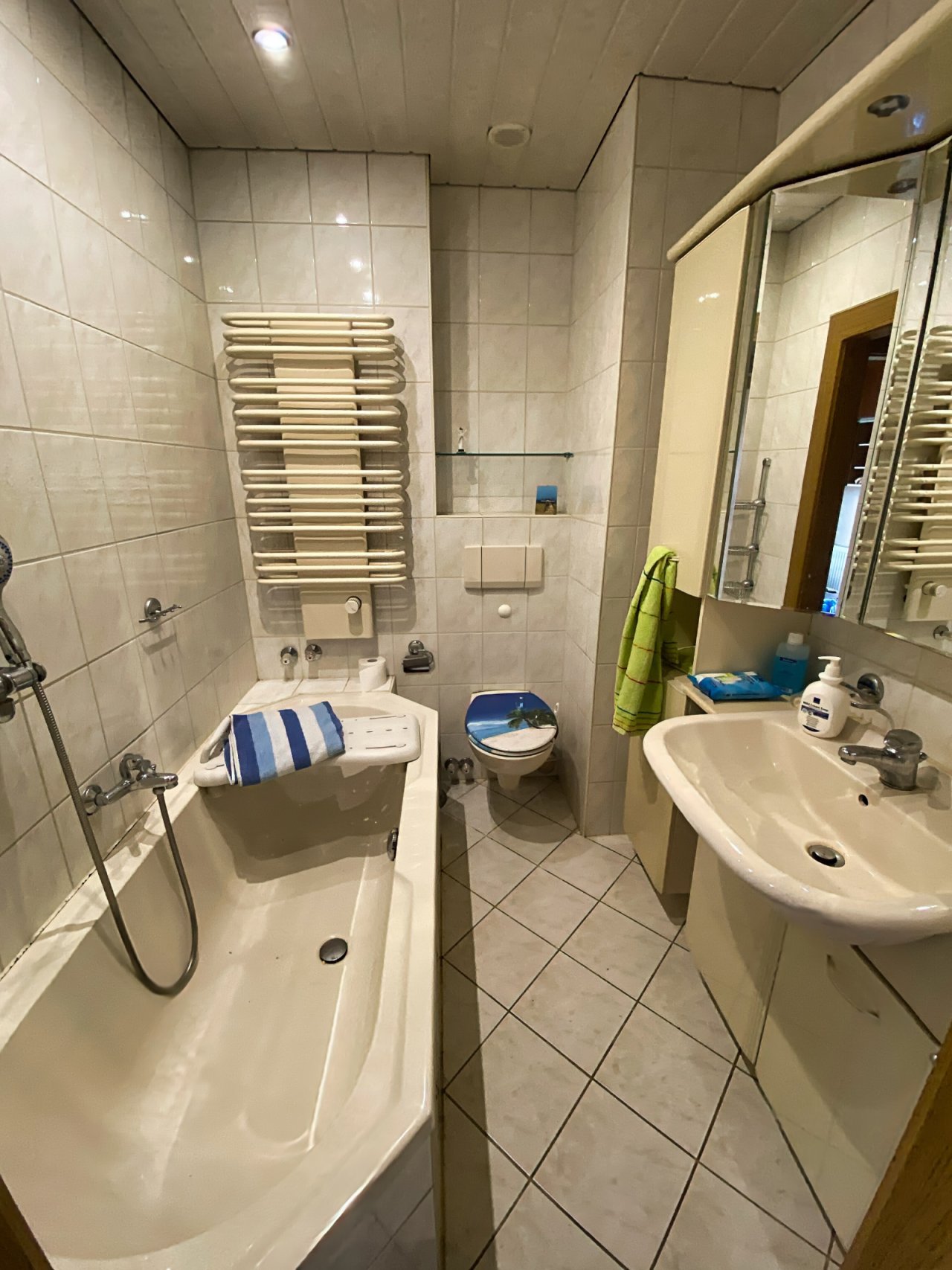 Bad mit Badewanne und WC 1. OG Bad mit Badewanne und WC 1. OG