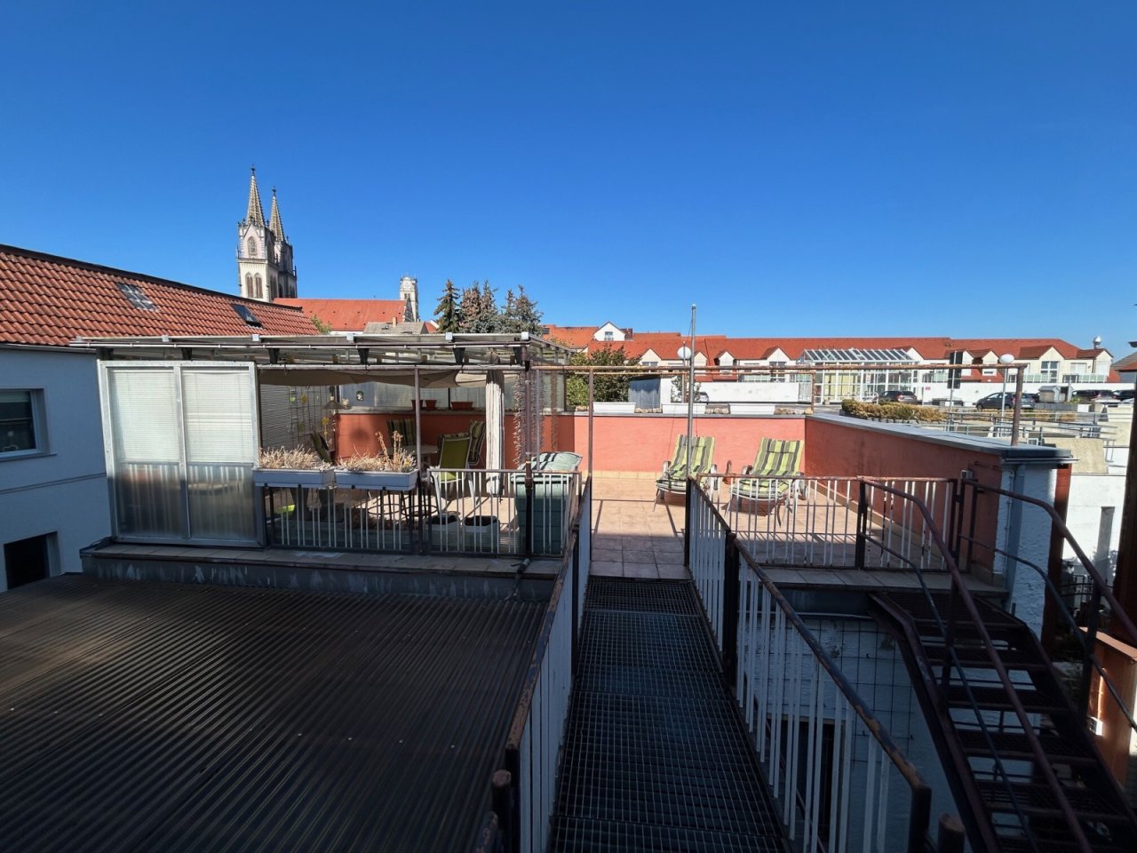 Dachterrasse mit Blick auf die Kirche Dachterrasse mit Blick auf die Kirche