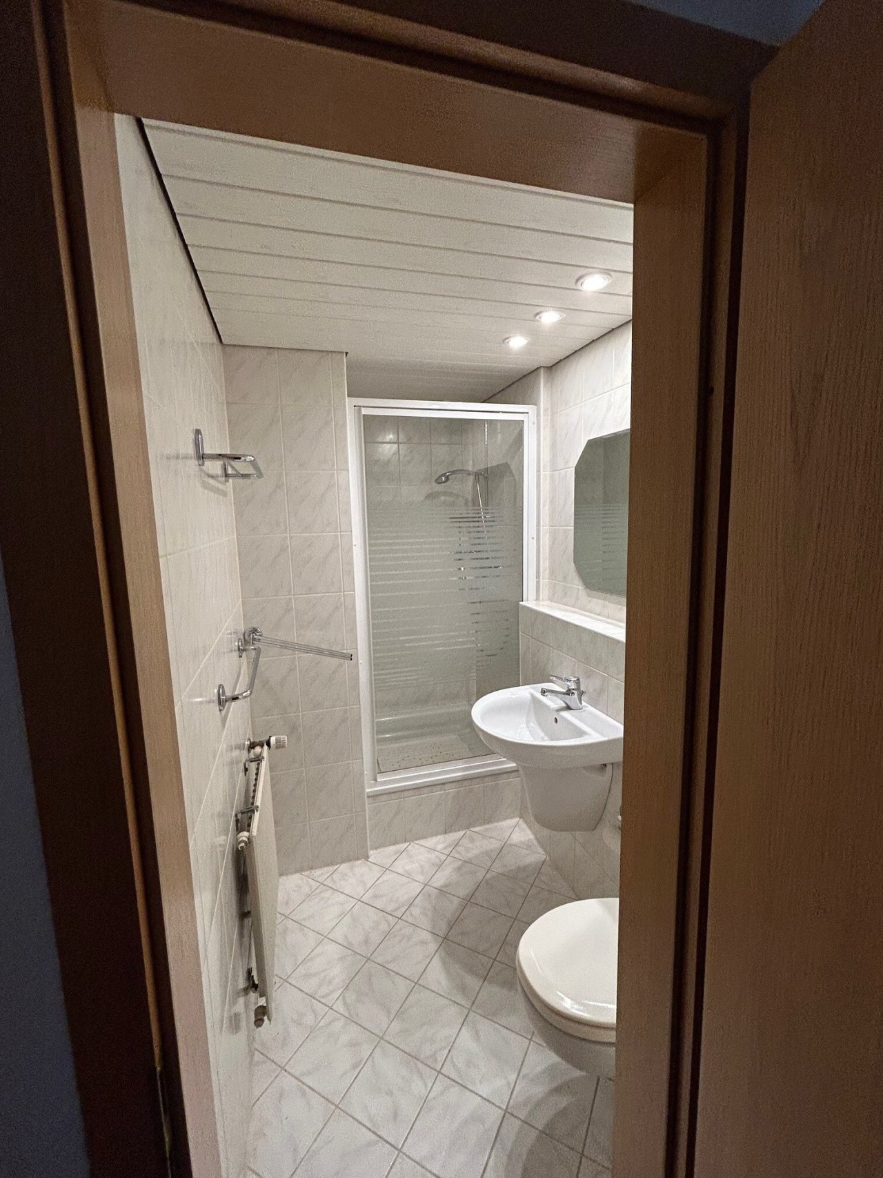 Bad mit Dusche und WC 2 2.OG Bad mit Dusche und WC 2 2.OG