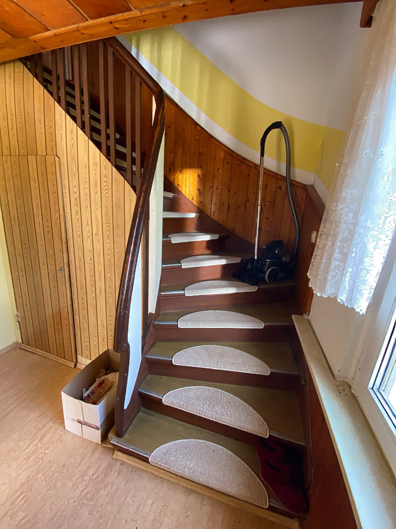 Treppenhaus ins OG Treppenhaus ins OG