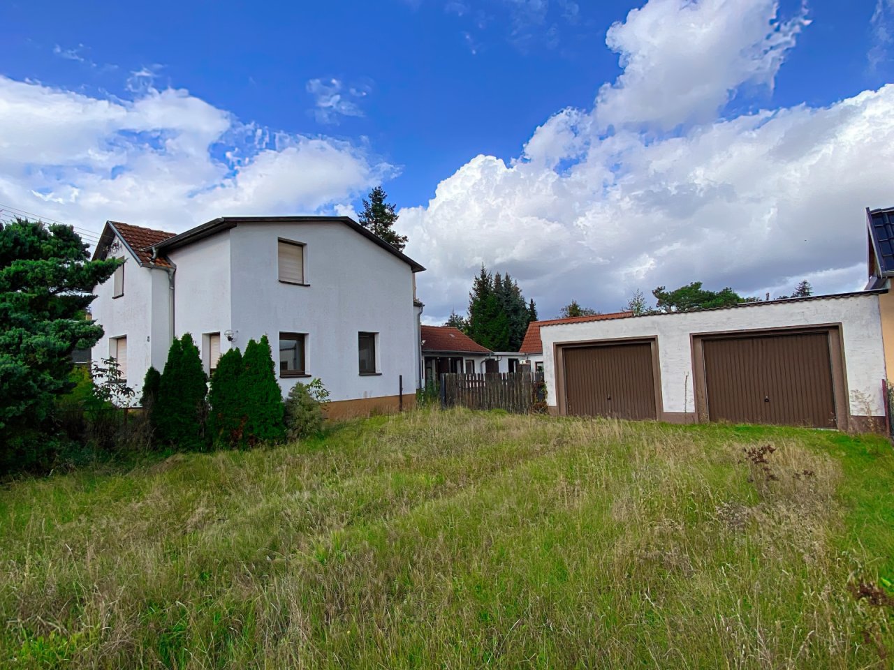 Einfamilienhaus mit Doppelgarage Einfamilienhaus mit Doppelgarage