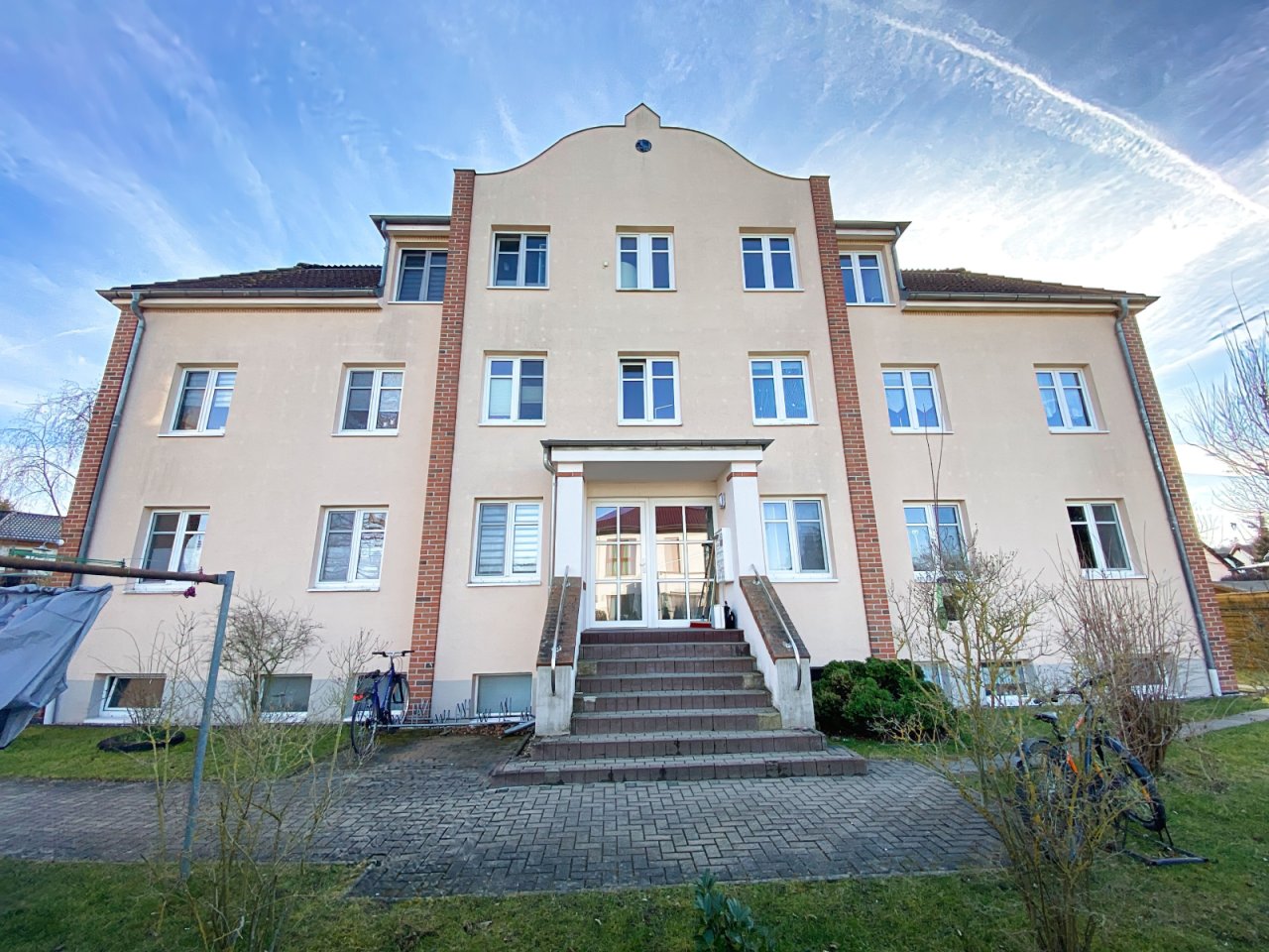 Mehrfamilienhaus Vorderansicht Mehrfamilienhaus Vorderansicht