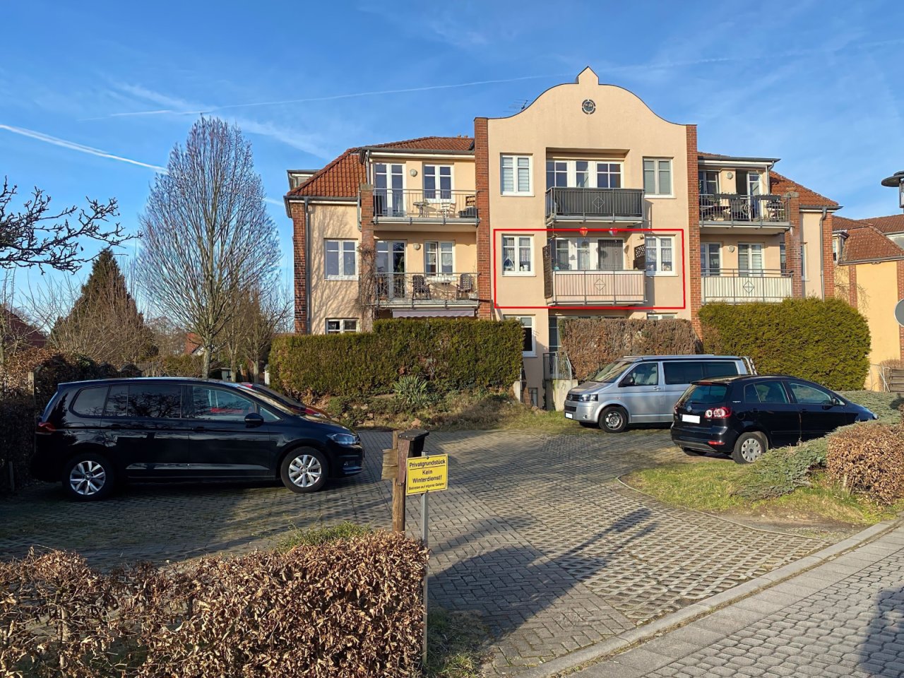 MFH Rückseite mit Parkplatz MFH Rückseite mit Parkplatz