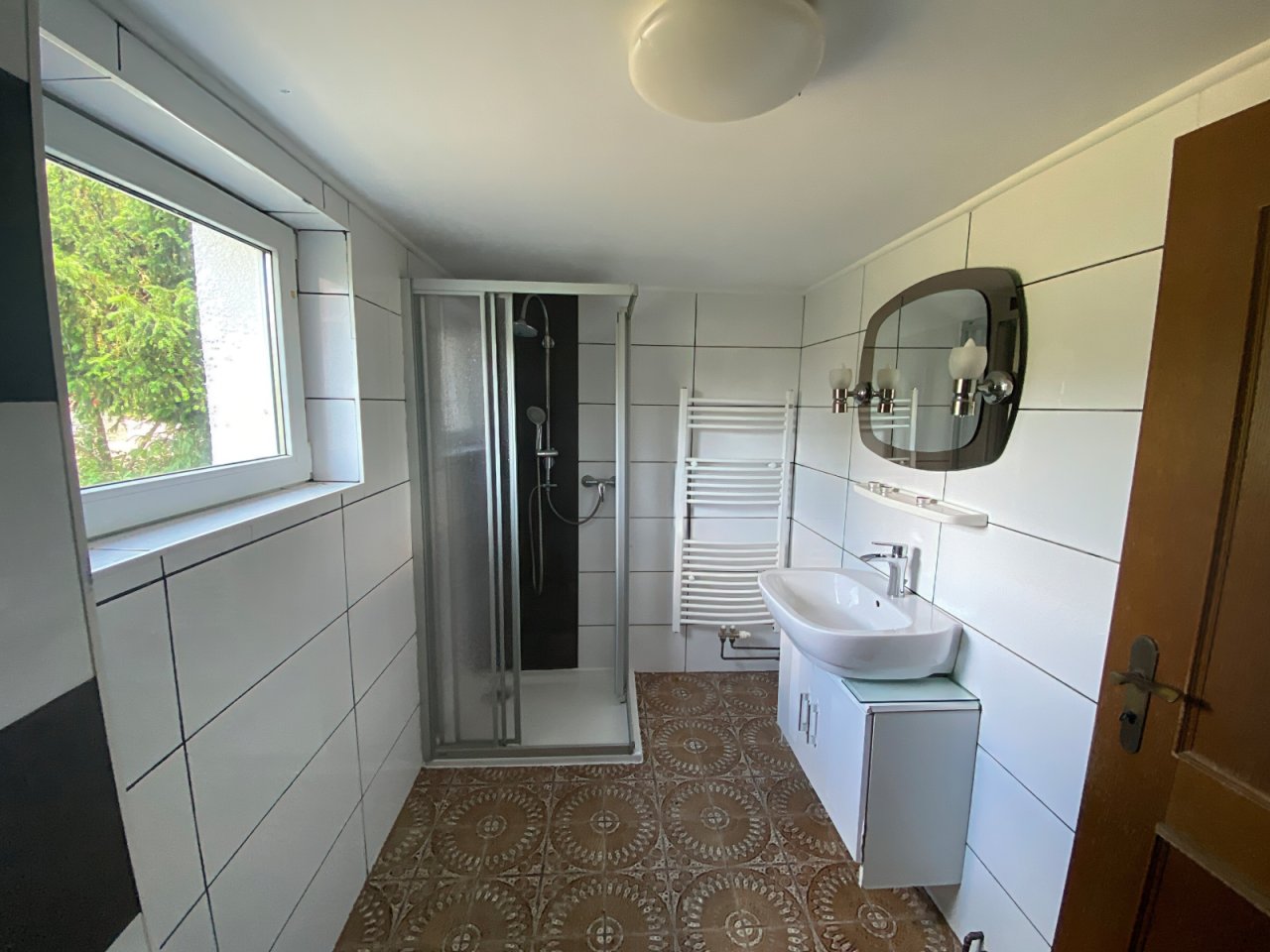 Tageslichtbad EG mit Dusche, WC und Handtuchhalterung Tageslichtbad EG mit Dusche, WC und Handtuchhalterung