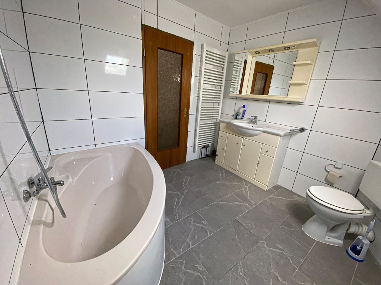Tageslichtbad mit Badewanne und WC OG Tageslichtbad mit Badewanne und WC OG