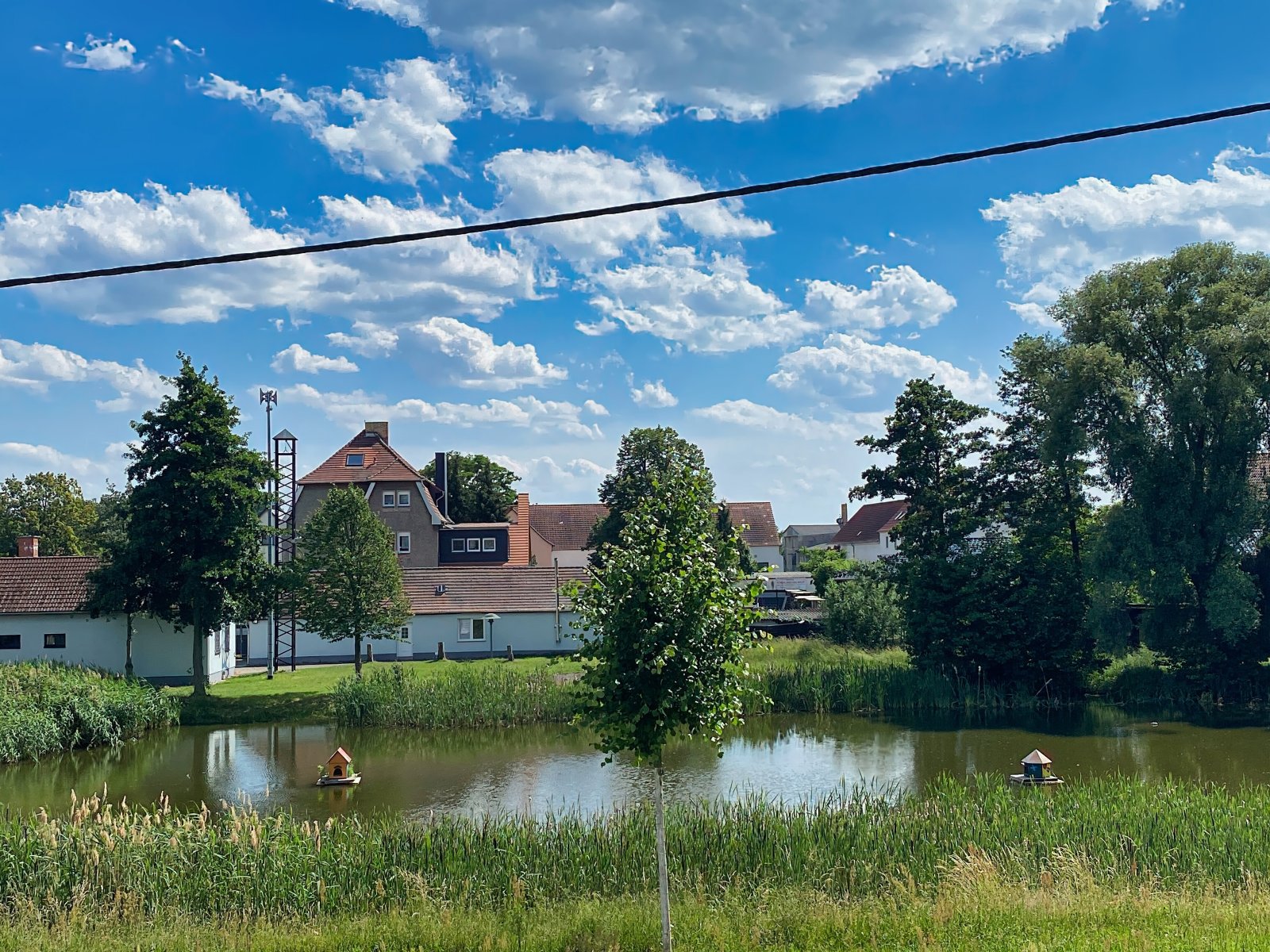 Blick vom Obergeschoss auf den Dorfteich Blick vom Obergeschoss auf den Dorfteich