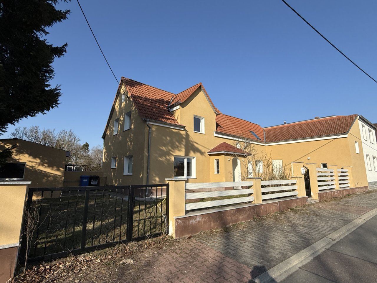 Einfamilienhaus mit Parkplatz Einfamilienhaus mit Parkplatz