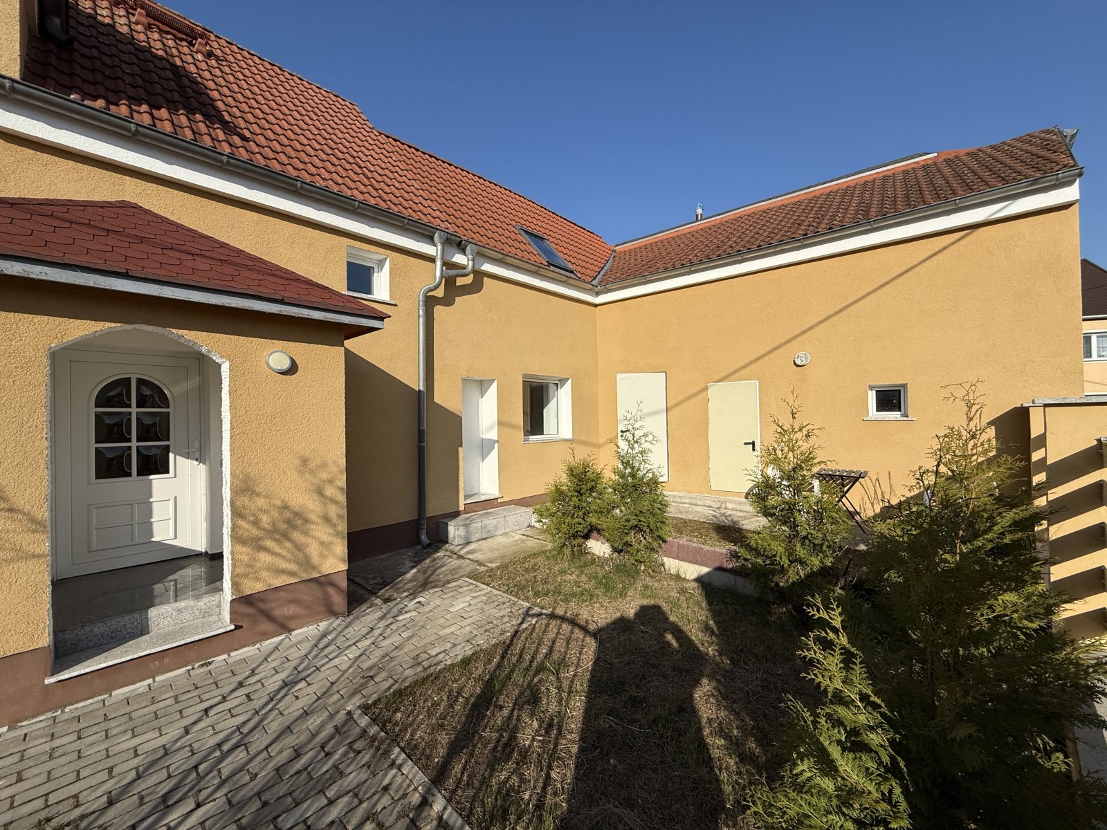 Hauseingang und Nebengebäude Hauseingang und Nebengebäude