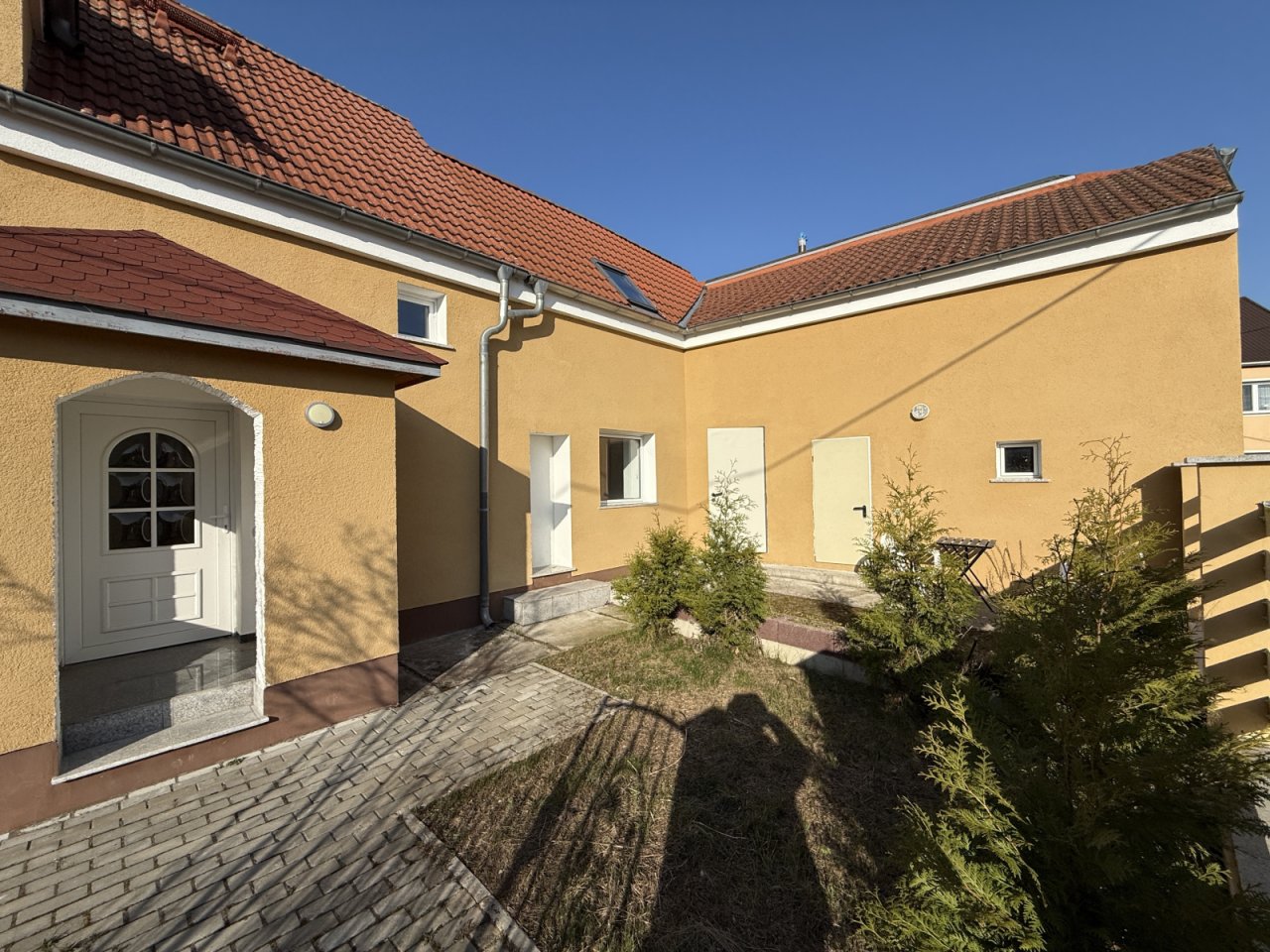 Hauseingang und Nebengebäude Hauseingang und Nebengebäude