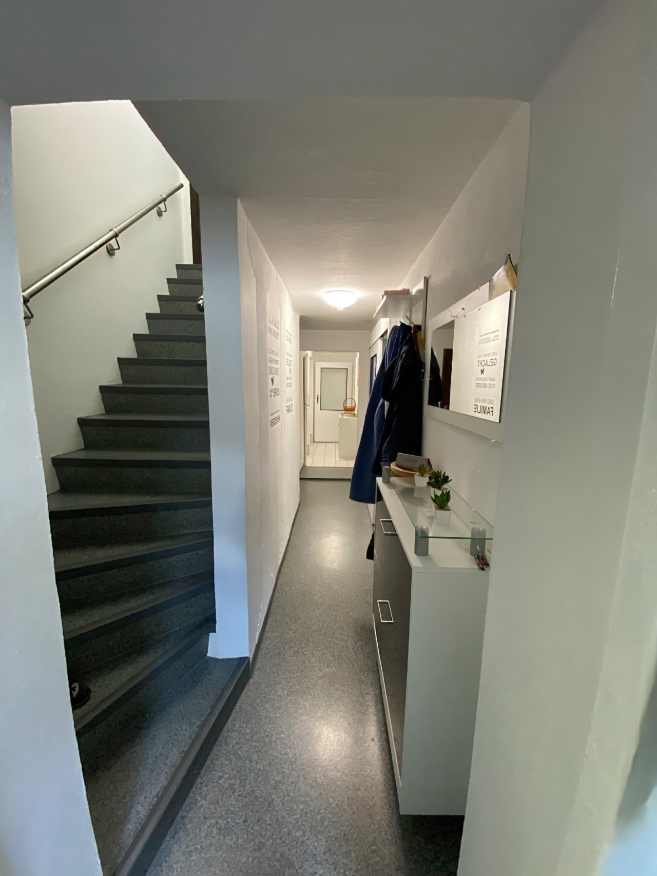 Kellerflur mit Treppenaufgang ins EG Kellerflur mit Treppenaufgang ins EG